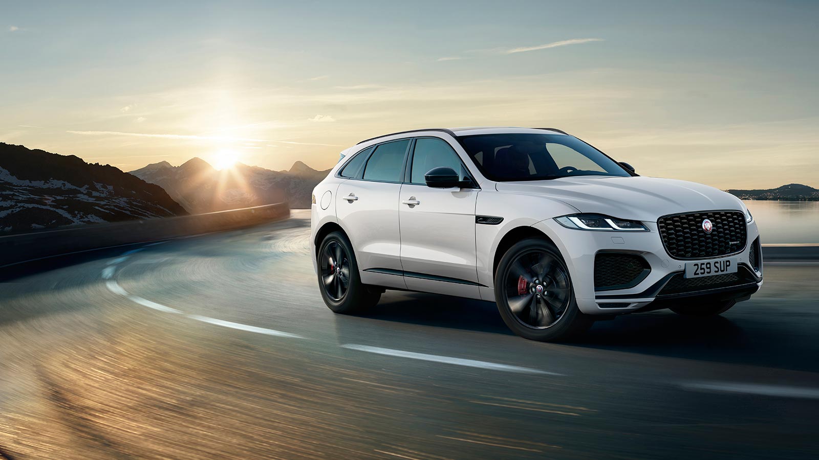 F-PACE 
<br>
R-DYNAMIC BLACK